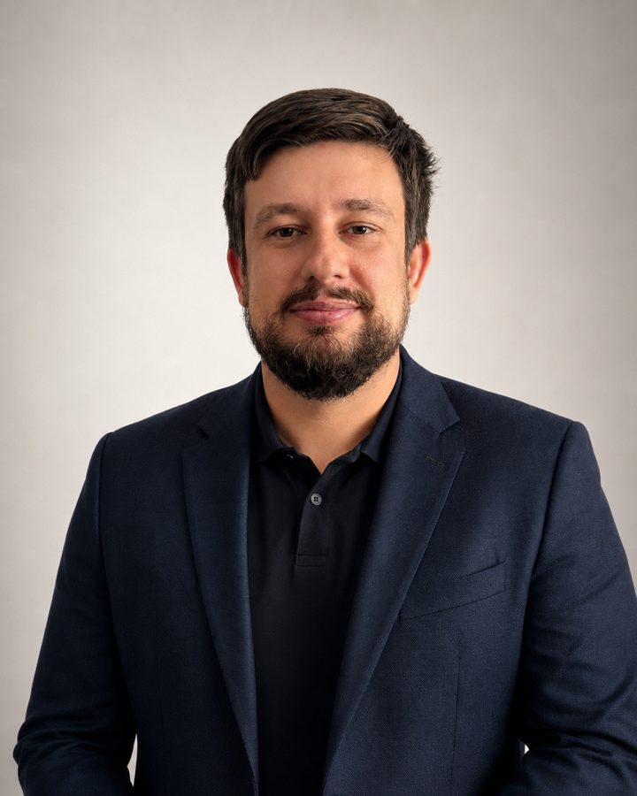 Portrait of Peter Pokoraczki in a navy blazer